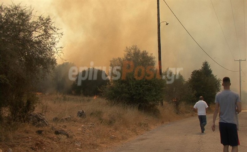 Σε πύρινο κλοιό το Ασβεστοχώρι - Κινδύνευσαν άνθρωποι, απειλήθηκαν σπίτια! - Media