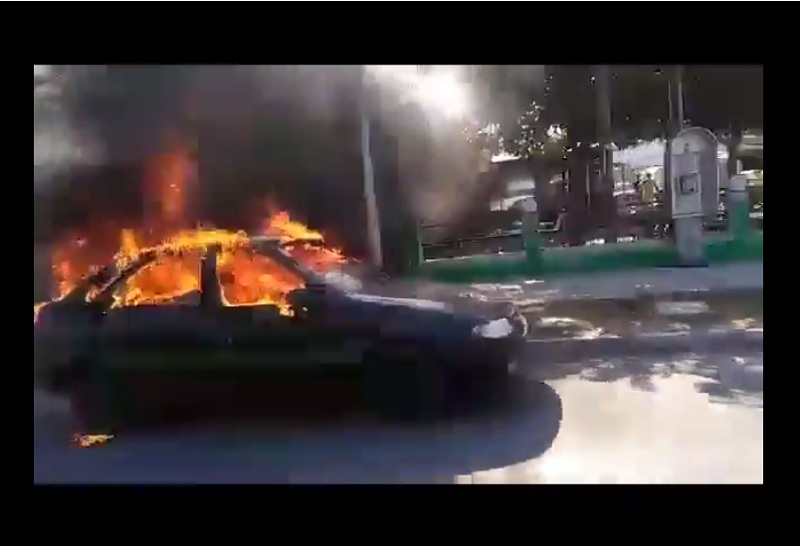 Λαμπάδιασε αυτοκίνητο στη μέση του δρόμου (Video)  - Media