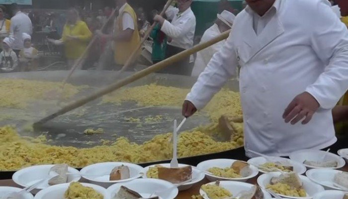 Τεράστια ομελέτα με 10.000 αυγά στο Βέλγιο (video) - Media