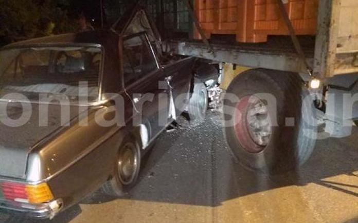 Λάρισα: Αυτοκίνητο σφηνώθηκε κάτω από καρότσα φορτηγού (photos) - Media Gallery 3