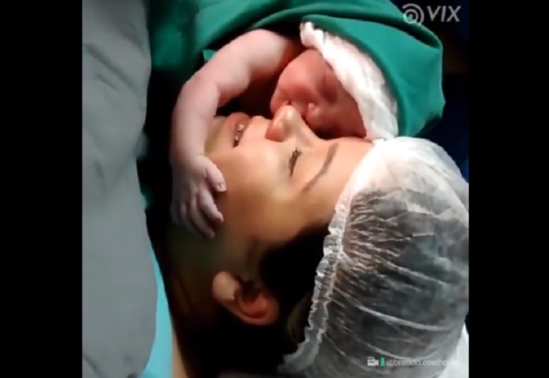 Viral: Η συγκινητική στιγμή που το νεογέννητο αγκαλιάζει τη μαμά του - Media