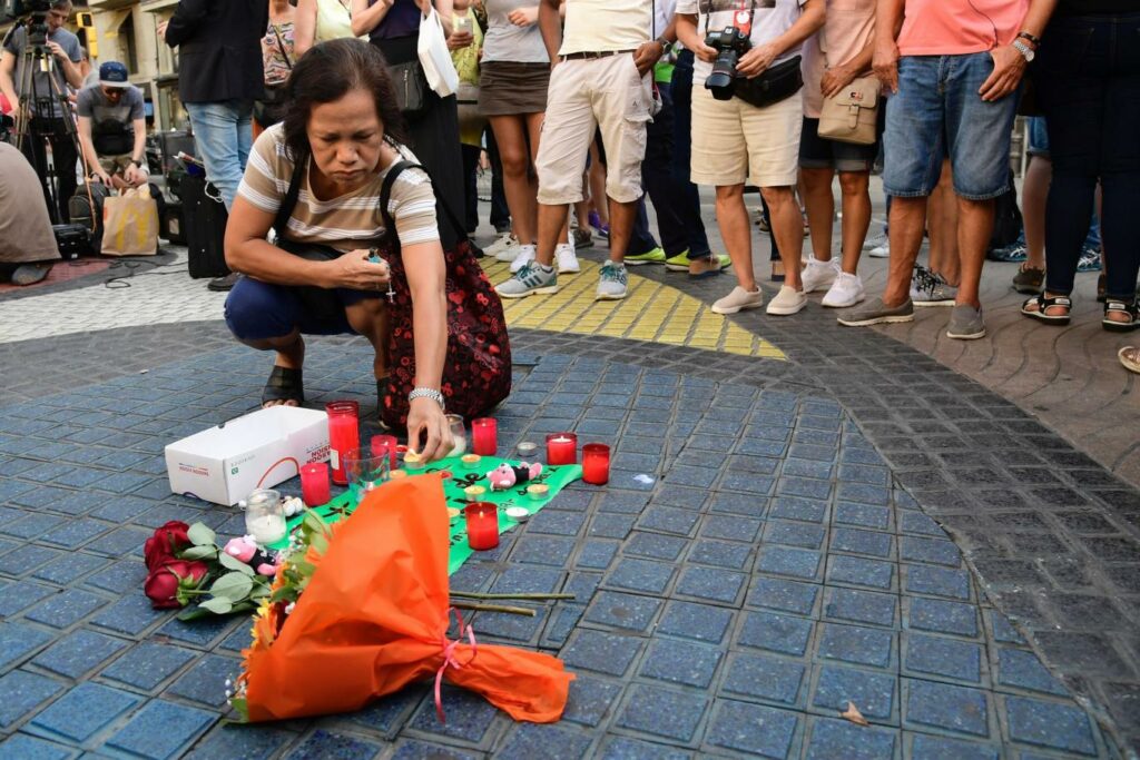 Χιλιάδες άνθρωποι φωνάζουν στη Βαρκελώνη: «Δεν φοβόμαστε!» - Media