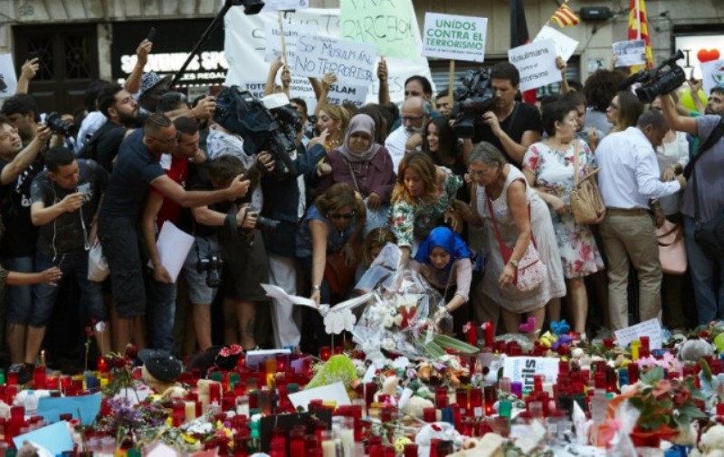 «Δεν φοβόμαστε»: Μεγάλη διαδήλωση κατά της τρομοκρατίας στη Βαρκελώνη - Media