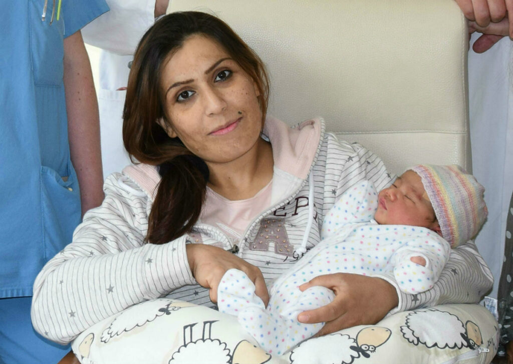 Σύροι πρόσφυγες ονόμασαν «Άνγκελα Μέρκελ» το νεογέννητο κοριτσάκι τους - Media