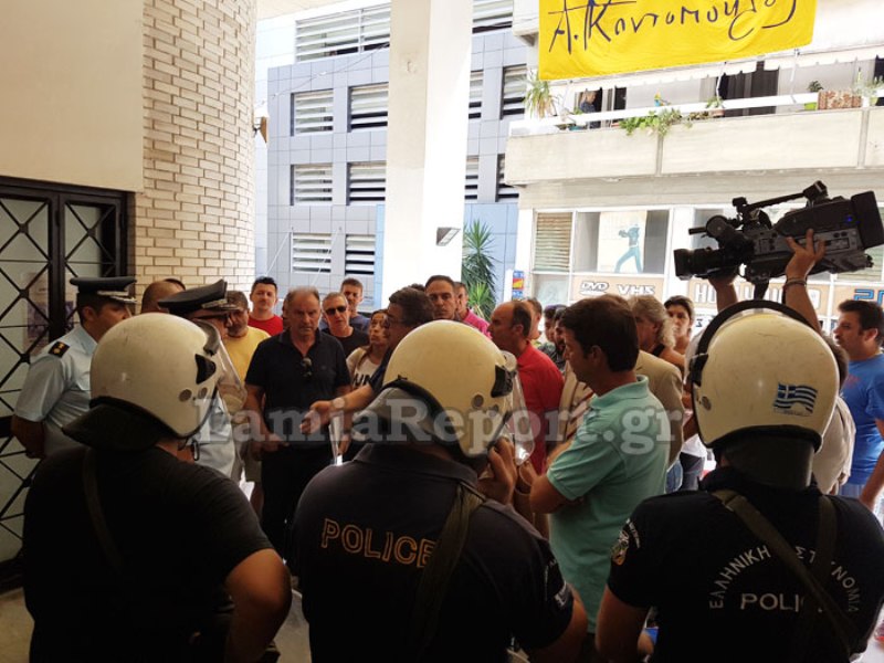 Λαμία: Ματ, ένταση, συλλήψεις και επεισόδια στο Δημοτικό Συμβούλιο (Videos) - Media