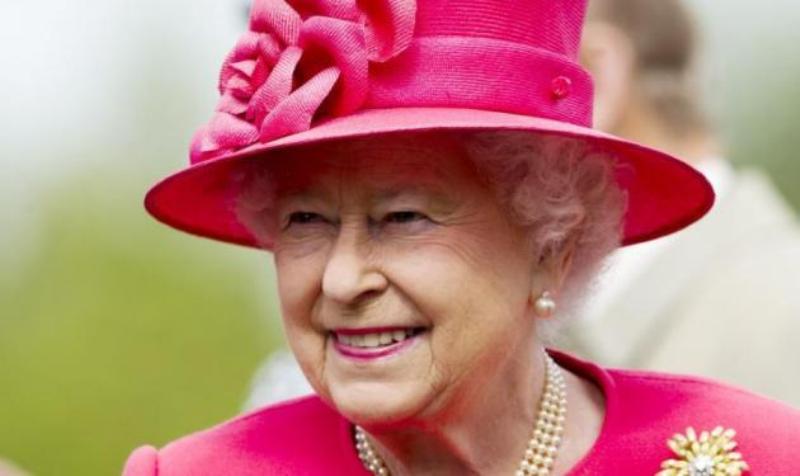 Το «τσούζει» η βασίλισσα Ελισάβετ: Πόσα κοκτέιλ την ημέρα πίνει;  - Media