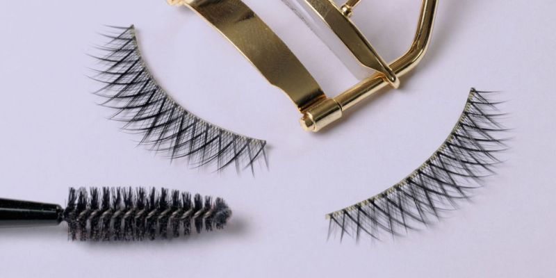 Απόλυτη αηδία: Δείτε με τι μπέρδεψε ψεύτικη βλεφαρίδα (Photo) - Media