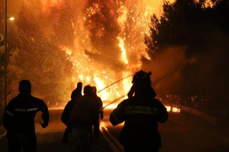 Σκληρή μάχη με τις φλόγες στην ανατολική Αττική - Αναζωπυρώσεις της φωτιάς σε Μετόχι και Καπανδρίτι - Media