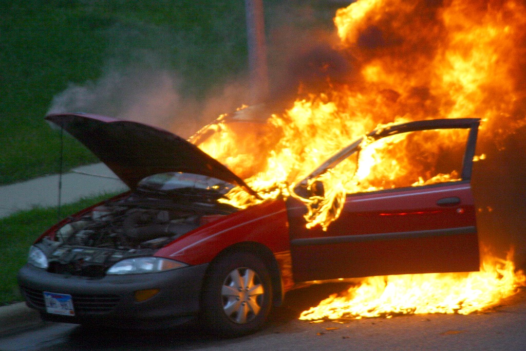 Στις φλόγες αυτοκίνητο – Εξερράγη η μπαταρία ηλεκτρονικού τσιγάρου του οδηγού - Media