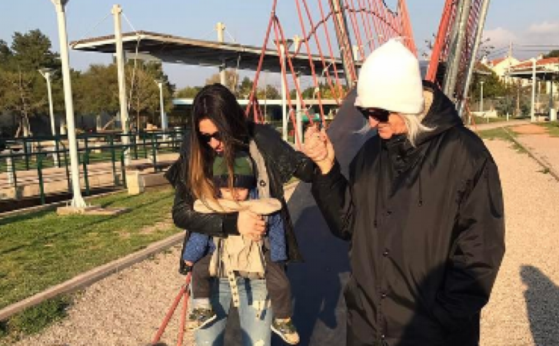 Ο Νίκος Καρβέλας απολαμβάνει παιχνίδια με τα εγγόνια του (Photos) - Media