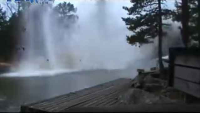 Συγκλονιστικό video: Τι γίνεται όταν κεραυνός χτυπά ποτάμι - Media
