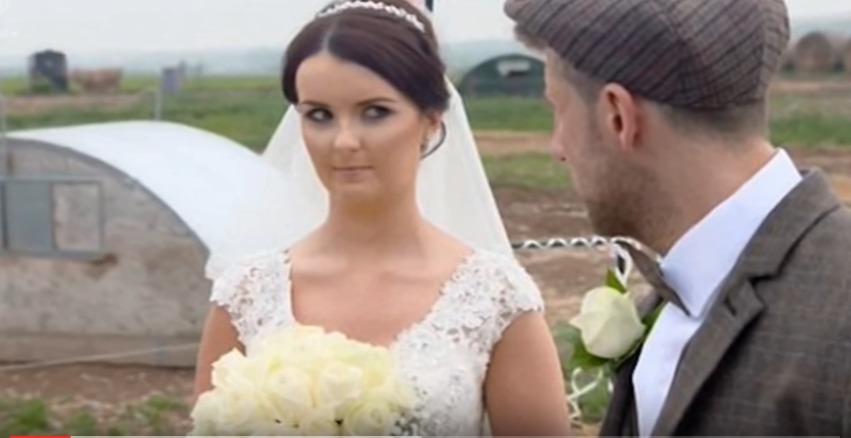 Γαμπρός έβαλε 50 γουρούνια να συνοδεύσουν τη νύφη στην εκκλησία (vid) - Media