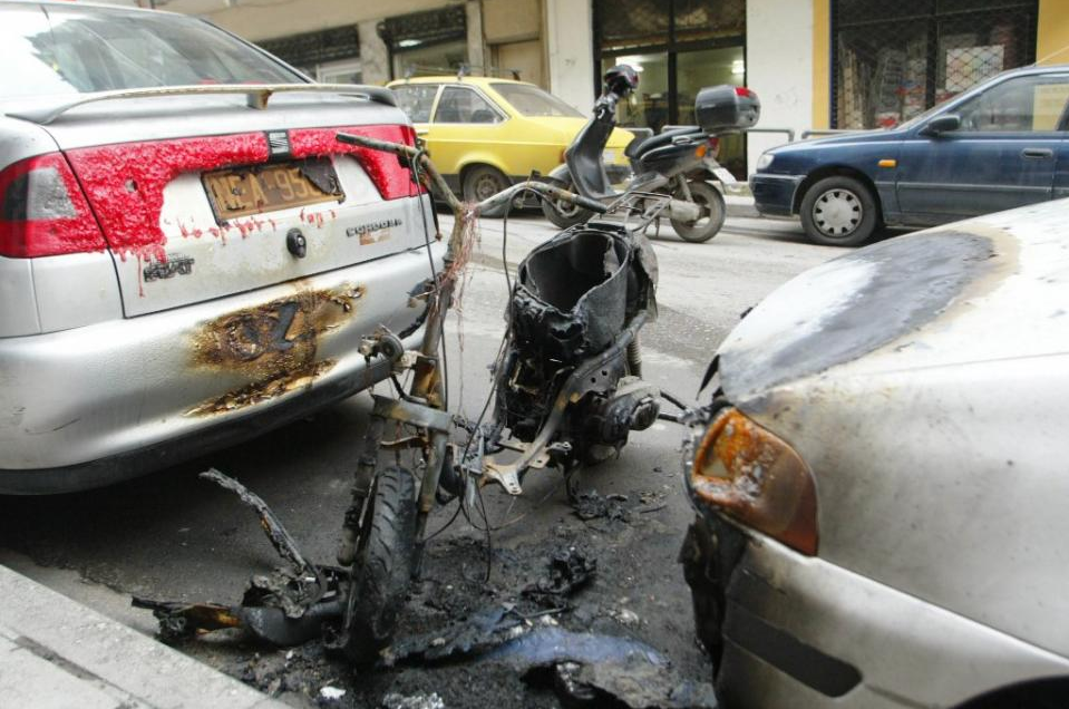 Πάτρα: Ξαναχτύπησε ο κατά συρροή εμπρηστής – Έβαλε φωτιά σε άλλα 3 οχήματα - Media