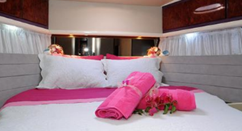 «Μου πρότειναν ροζ κρουαζιέρα σε ελληνικό γιοτ και καυτές νύχτες με 3 εκατομμυριούχους» - Media