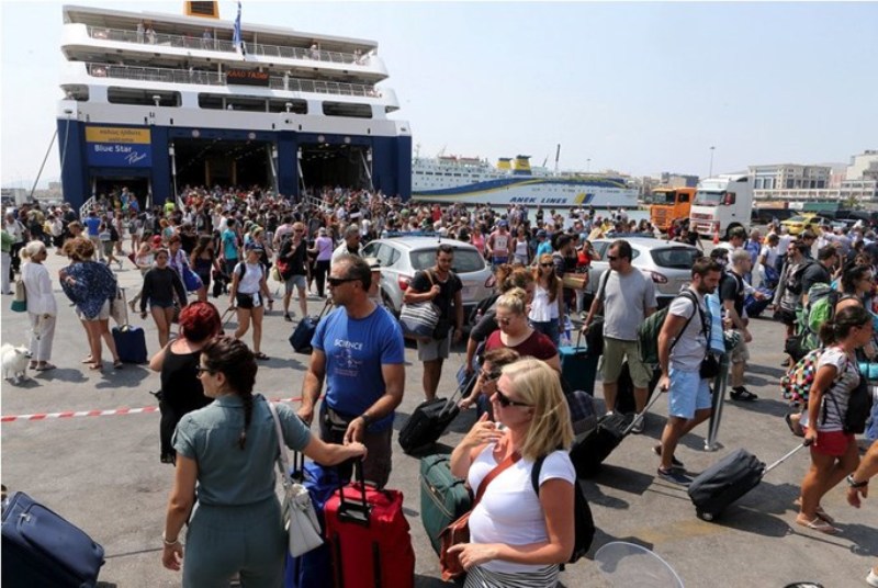 Κορυφώνεται η έξοδος των εκδρομέων του Αυγούστου - «Χάος» στα λιμάνια - Media