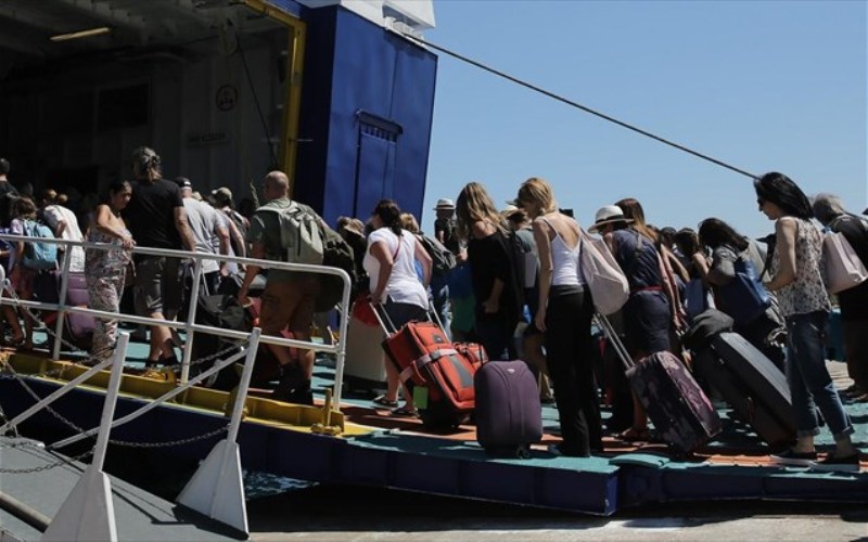 Συνωστισμός στα λιμάνια: Μαζικό «κύμα» φυγής εν ‘όψει Δεκαπενταύγουστου  - Media