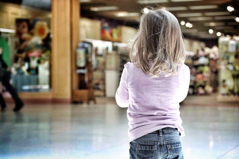 Θρίλερ με εξαφάνιση 9χρονης από γαμήλια εκδήλωση - Κρατείται ύποπτος, άφαντο το κορίτσι - Media