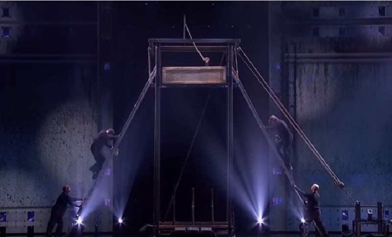 Κόλαση σε talent show - Το «επικίνδυνο» τρικ και τα «ιπτάμενα» ποτήρια αναψυκτικού (Video) - Media