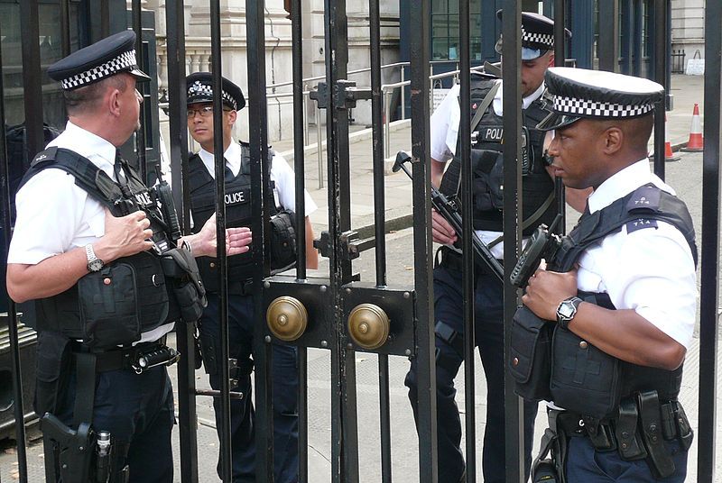 Συναγερμός στο Λονδίνο: Συνελήφθη άνδρας με τεράστιο μαχαίρι έξω από το αββαείο του Γουέστμινστερ (Photo) - Media
