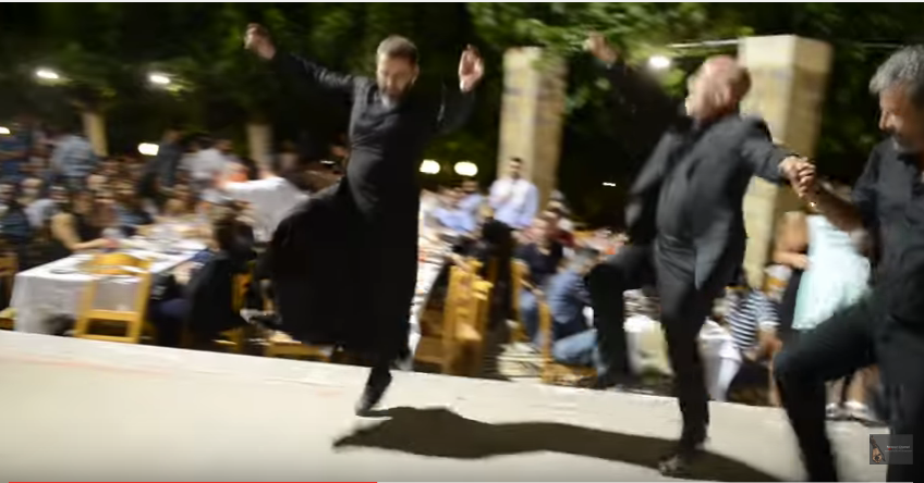 Κρήτη: Λεβέντης παπάς γίνεται viral με το χορό του - Media