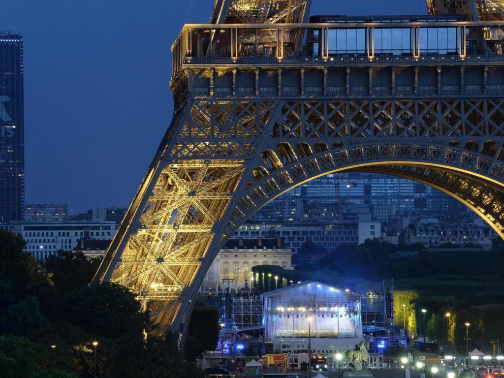 Παρίσι: Για τρομοκρατία εξετάζουν το νεαρό με τη λεπίδα στον Πύργο του Άιφελ - Media