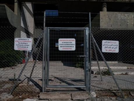 Επιχείρηση απομάκρυνσης μεταναστών από το παλιό κτίριο του Λιμεναρχείου Πατρών - Media