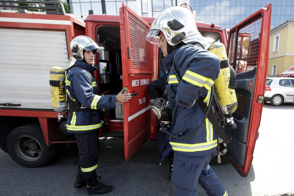 Πυρκαγιά σε εργοστάσιο πλαστικών υλών στη Θεσσαλονίκη - Media