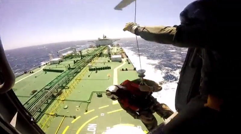 Λεπτό προς λεπτό η αερομεταφορά ασθενούς από πλοίο με ελικόπτερο του Πολεμικού Ναυτικού (Video)  - Media