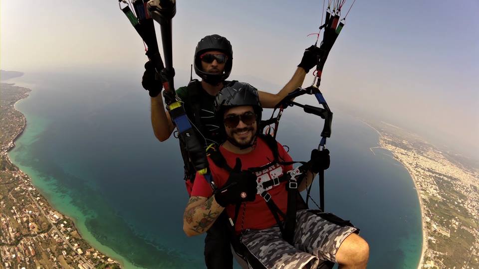 Καλαμάτα: Πρόταση γάμου από τον αέρα με αλεξίπτωτο πλαγιάς (video) - Media