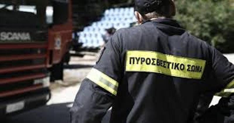 Πυρκαγιά σε διαμέρισμα στην Ηλιούπολη - Τραυματία απεγκλώβισαν οι πυροσβέστες - Media