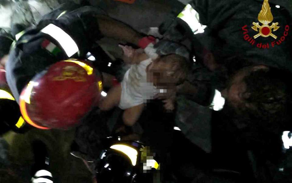 Ρίγη συγκίνησης: Η στιγμή που βγαίνει ζωντανό βρέφος από τα χαλάσματα κτηρίου στην Ιταλία (video) - Media