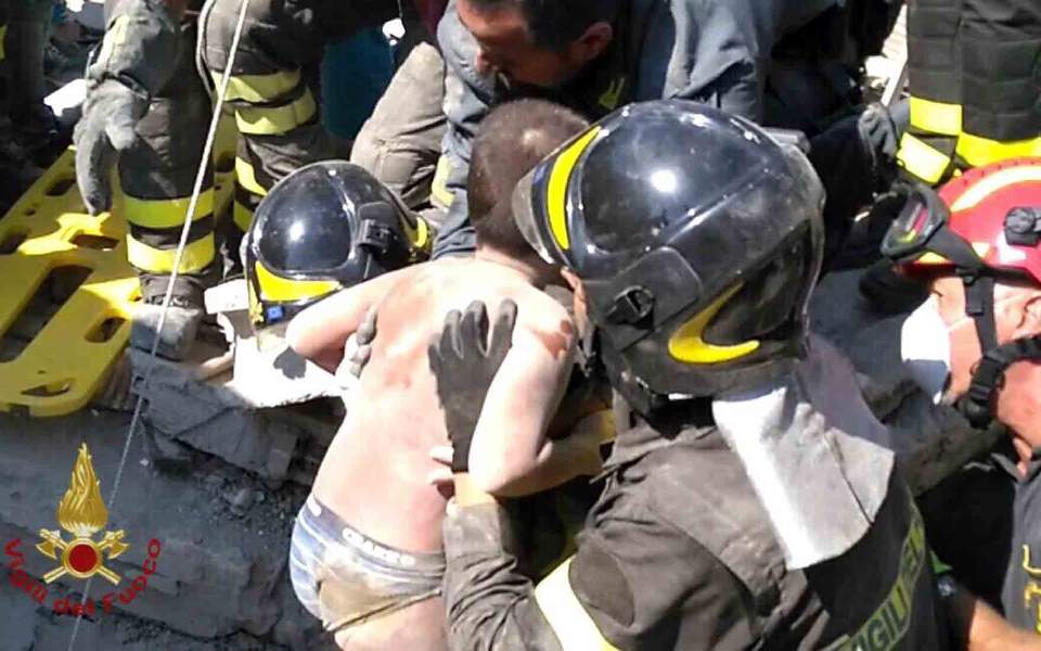 Σεισμός Ιταλία: Απεγκλωβίστηκαν δύο από τα τρία αδέλφια που καταπλακώθηκαν από συντρίμμια - Media