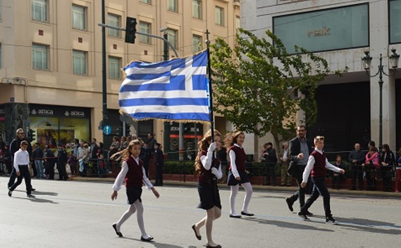 Με κλήρωση και όχι βάσει βαθμολογίας οι σημαιοφόροι στα Δημοτικά σχολεία  - Media