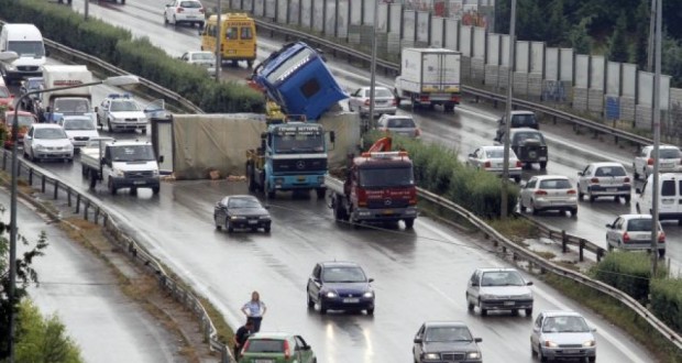 Τροχαίο με νταλίκες στη Ε.Ο Θεσσαλονίκης - Μουδανιών - Media