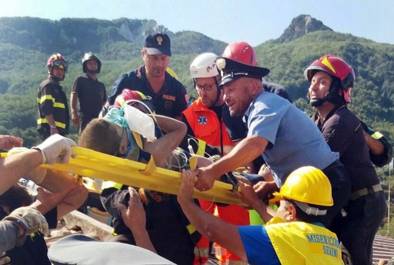 Στην Ιταλία ο ήρωας της χώρας, είναι ο μικρούλης Τσίρο που έσωσε τον εγκλωβισμένο στα ερείπια αδελφό του  - Media