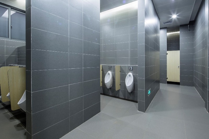 Κι όμως, το κάνεις λάθος - Έτσι αυξάνονται οι πιθανότητες να κολλήσεις μικρόβια από τις δημόσιες τουαλέτες - Media