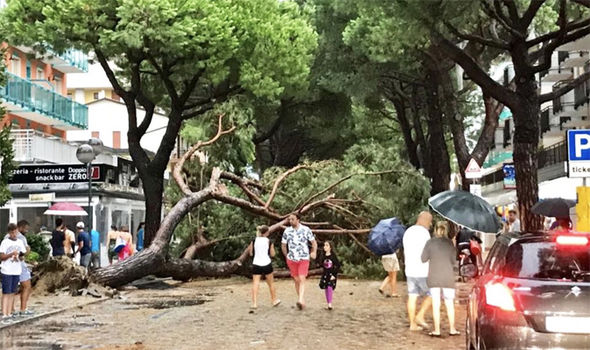 Ιταλία: Τρεις άνθρωποι τραυματίστηκαν από ανεμοστρόβιλο (Video) - Media