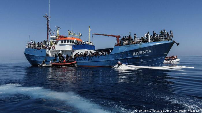 Η Ιταλία σταματά γερμανικό πλοίο με πρόσφυγες - Media