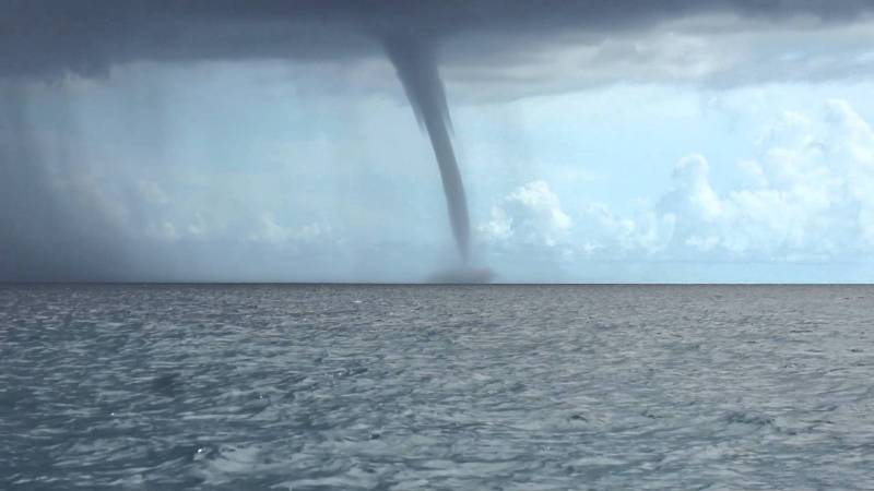 Τρελός ή ο καλύτερος πιλότος στον κόσμο; - Πέρασε μέσα από τρεις (!) ανεμοστρόβιλους (Video) - Media