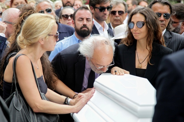 Η κηδεία της Ζωής Λάσκαρη (Photos) - Media