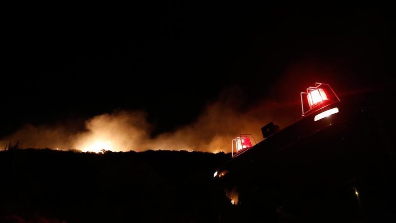 Δεύτερη νύχτα αγωνίας στη Ζάκυνθο - Σε απόσταση αναπνοής από το χωριό Μαριές η πυρκαγιά (Live) - Media