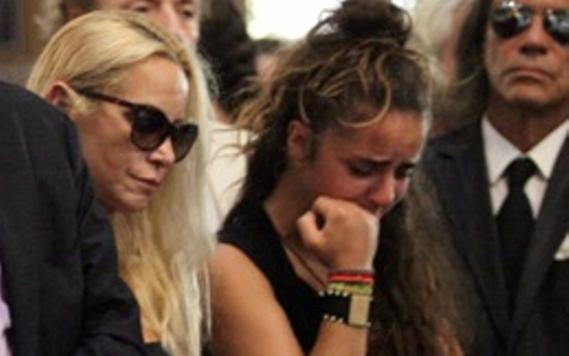 Ζωή Λάσκαρη: Απαρηγόρητη η μικρή Ζένια στην κηδεία της γιαγιάς της (Photos) - Media
