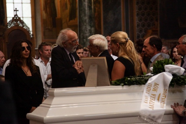 Ζωή Λάσκαρη – Χαμός έξω από την εκκλησία: «Εξαφανίσου είπα»! - Media