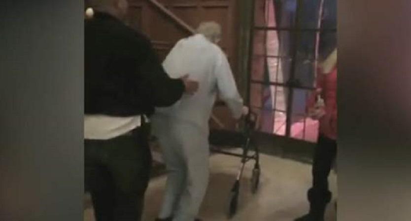 O Χιου Χέφνερ καταβεβλημένος περπατάει με «πι» - Λίγους μήνες πριν το θάνατό του (Video) - Media