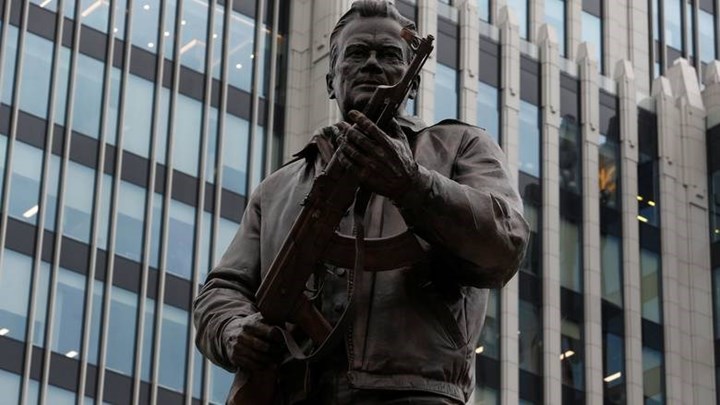 Το άγαλμα του Καλάσνικοφ στη Μόσχα κρατούσε... λάθος όπλο (Photo) - Media