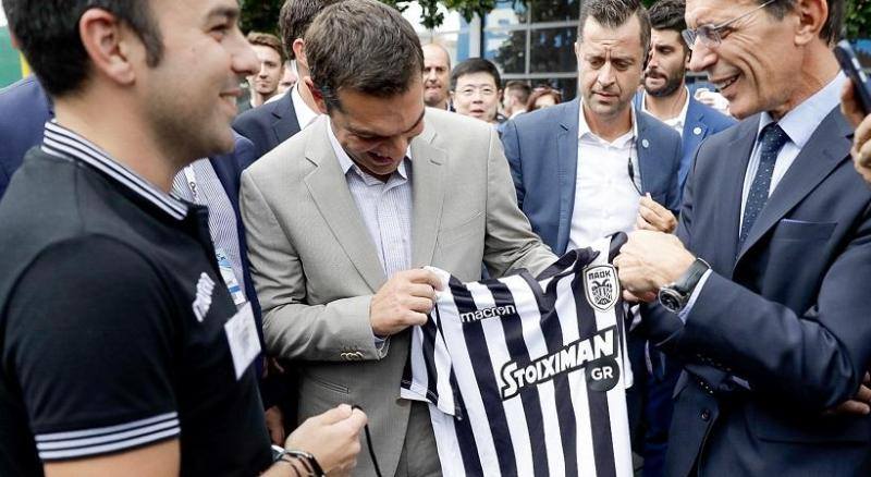Δώρισαν φανέλα του ΠΑΟΚ στον Αλέξη Τσίπρα (Video) - Media