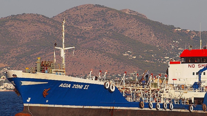Βύθιση δεξαμενόπλοιου στον Σαρωνικό: Πετρελαιοκηλίδες στο σημείο - Κίνδυνος ρύπανσης - Media