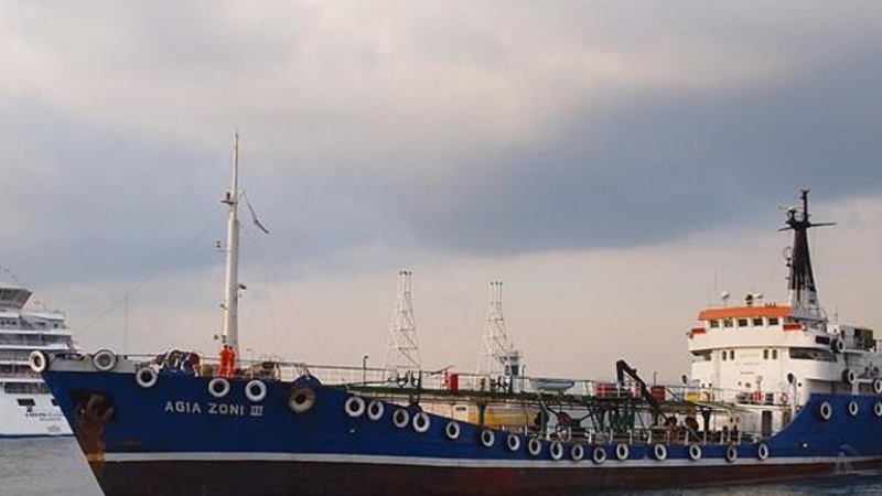 Σε επιφυλακή η Περιφέρεια Αττικής για τη ρύπανση από τη βύθιση δεξαμενόπλοιου στον Σαρωνικό - Media
