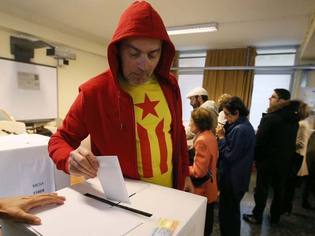 Καταλήψεις σε εκλογικά τμήματα για το δημοψήφισμα της Καταλονίας - Media