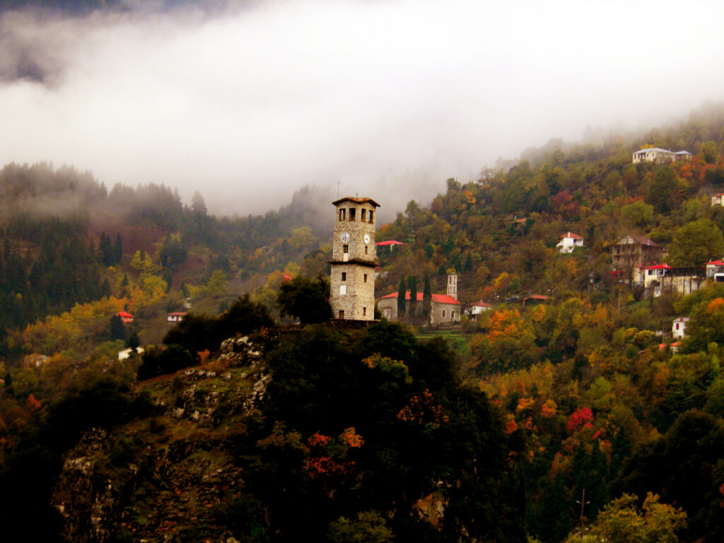 Τόρνος: Αυτό το χωριό στην Ευρυτανία «κρύβεται» στα έλατα (Photo) - Media